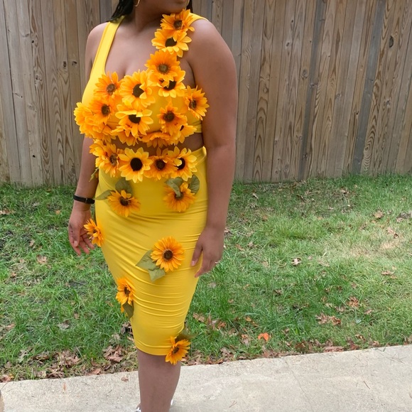 Two Piece Sunflower Costume - Picture 2 of 3